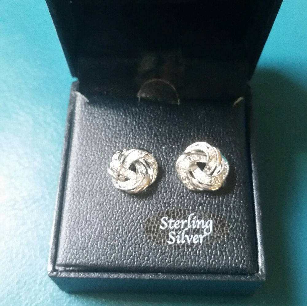 NWT Genuine Diamond love knot stud earrings - Picture 5 of 9